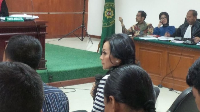 Dinginnya Sikap Liza Sako Kala Bertemu Romi Herton di Pengadilan