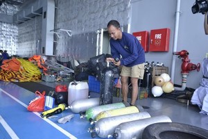 Briefing dan Semangat Penyelam di Pagi yang Gelap