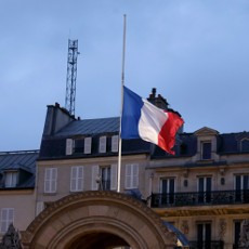 Publik Prancis Berkabung, Bendera Setengah Tiang Dikibarkan