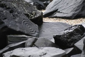 Ada Pantai di AS yang Punya Ukiran Batu Berusia 8 Ribu Tahun