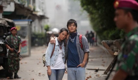 Di Balik 98: Lukman Sardi Main Aman dengan Bingkai Humanis