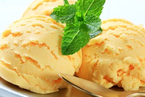 Punya Pisang Masak? Buat Saja Es Krim Strawberry dan Cokelat yang Praktis
