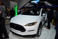 Prototipe Model X yang dipamerkan Tesla di CES 2015 ini kemungkinan besar adalah desain yang mendekati untuk masuk ke jalur produksi masal. Pool/dok. Tesla.