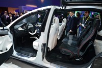 Crossover listrik besutan Tesla ini diklaim mampu berakselerasi 0-60 mph hanya dalam waktu kurang dari 5 detik. Pool/dok. Tesla.