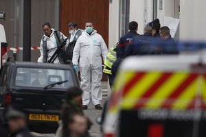 Penembakan Charlie Hebdo, Warga Paris Mengheningkan Cipta di Tengah Hujan