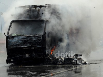 Truk Bermuatan LPG Terbakar