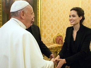 Begini Detail Pertemuan Angelina Jolie dan Paus Fransiskus
