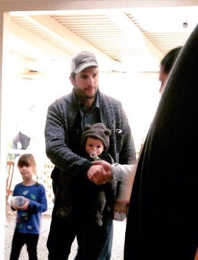 Ashton Kutcher dan Mila Kunis Akhirnya Tunjukkan Wajah Sang Buah Hati