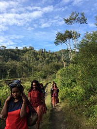 Para mama nampak berjalan menuju ke pasar. (Dok Kalyana Shira Foundation)