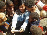 Anak-anak saat bercengkrama bersama salah satu crew. (Dok Kalyana Shira Foundation)