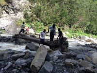 Perjalanan menuju pedalaman Yahukimo harus dilalui dengan medan yang terjal seperti menyebrangi sungai. (Dok Kalyana Shira Foundation)