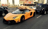 Boneka yang dipasangnya itu memiliki ukuran yang sangat besar.