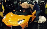 Mobil itu menyedot perhatian banyak orang.