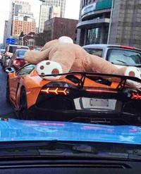 Lamborghini Aventador yang dimodifikasi di DMC itu terlihat nyentrik dan unik dengan boneka teddy bear di atas mobil.