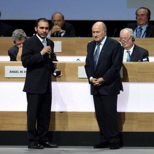 Blatter Siap Hadapi Tantangan Pangeran Ali