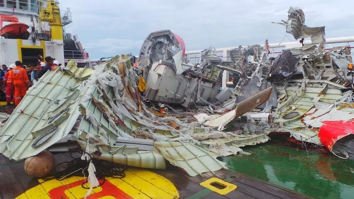 Begini Porak-porandanya Ekor AirAsia QZ8501 yang Berhasil Diangkat