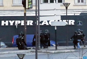 5 Orang Tewas Termasuk Penyandera di Toko Kelontong Yahudi di Paris