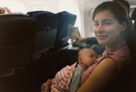 Usia Berapa Bayi Sudah Bisa Diajak Bepergian dengan Pesawat?