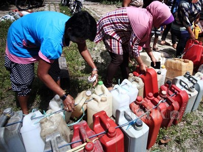 Mengantre Minyak Tanah di Pangkalan Bun