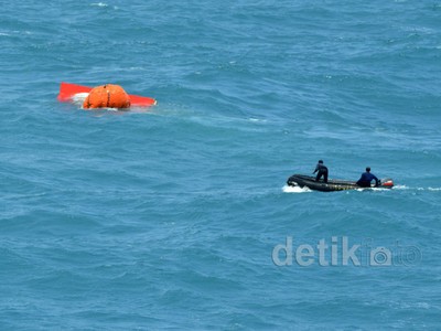 Ekor AirAsia Berhasil Diangkat ke Permukaan