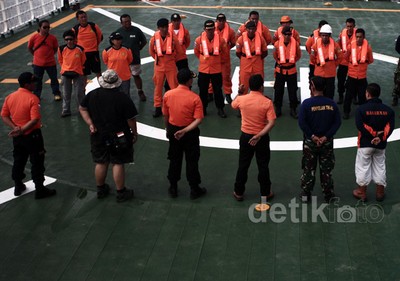Basarnas Kirim 15 Penyelam Cari Black Box AirAsia