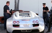 Mantan Gubernur California, Amerika Serikat (AS) itu bersiap mengemudikan mobil Bugatti Veyron Grand Sport Vitesse. Istimewa.