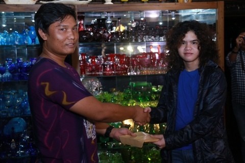 Shafeea Ikut Bantu Berikan Santunan ke Korban Kecelakan Dul