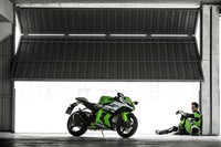 Untuk sektor jantung pacu, motor ini tidak mengalami perubahan atau tetap dibekali mesin berkapasitas 998 cc, 4 silinder yang mampu menghasilkan tenaga 200 PS dan torsi 112 Nm yang dikawinkan dengan transmisi manual 6 percepatan. (Istimewa/dok Kawasaki).
