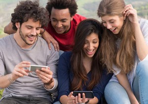 Bukan Makanan, Smartphone Jadi Benda Terpenting dalam Hidup Bagi 60% Orang