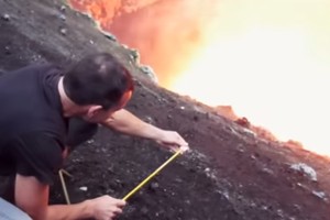 Mungkin, Kegiatan Paling Ajaib yang Dilakukan di Gunung Api