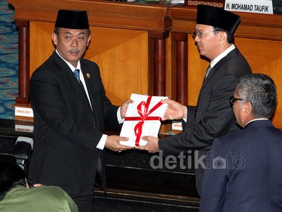 Ahok Sampaikan RAPBD 2015 DKI Jakarta