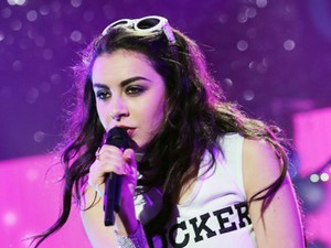 Charli XCX Undur Tanggal Rilis Album Baru