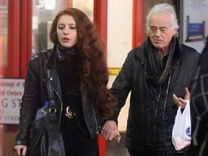 Cantiknya Pacar Gitaris Led Zeppelin yang Lebih Muda 46 Tahun