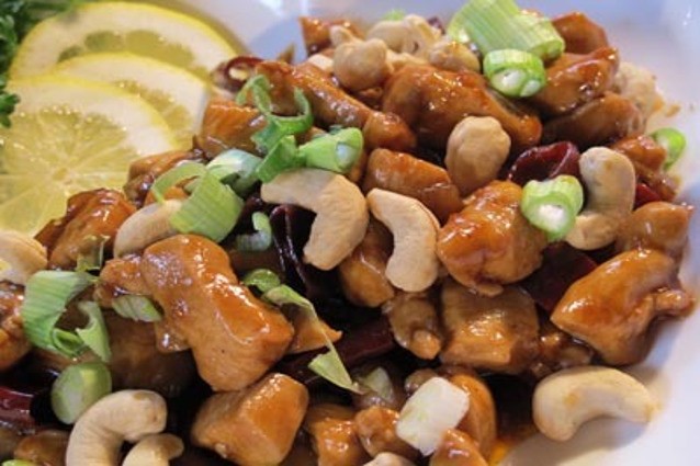 Makan Siang Istimewa dengan Ayam Kung Pao yang Pedas Manis