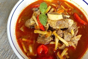Enaknya Siang Ini Bikin Iga Kuah Tom Yam dan Mie Kuah Pedas yang Hangat