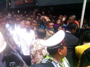 Histeria Warga Binong Jati Sambut Kedatangan Jokowi