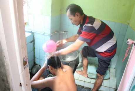 Mandi Taubat untuk Sembuhkan Pecandu Narkoba, Begini Prosesnya