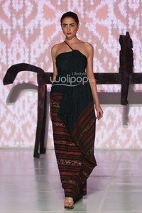 Oscar Lawalata Couture Timor. Bazaar Fashion festival 2014. at Jakarta Convention Center. Jakarta. [Foto: Mohammad Abduh/Wolipop]