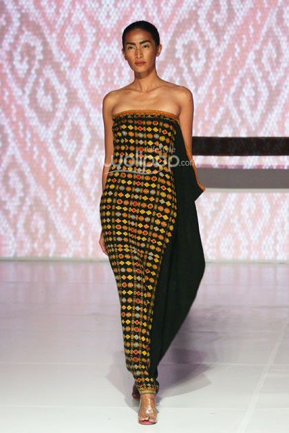 Oscar Lawalata Couture Timor. Bazaar Fashion festival 2014. at Jakarta Convention Center. Jakarta. [Foto: Mohammad Abduh/Wolipop]