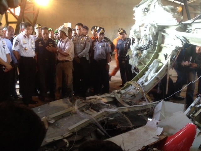 Menhub Jonan Cek Ekor Pesawat AirAsia di Pelabuhan Kumai