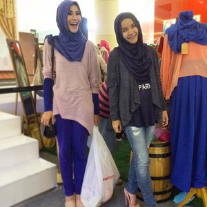 Zaskia Mecca Berdayakan Kakaknya Jadi Kru Film Hijab