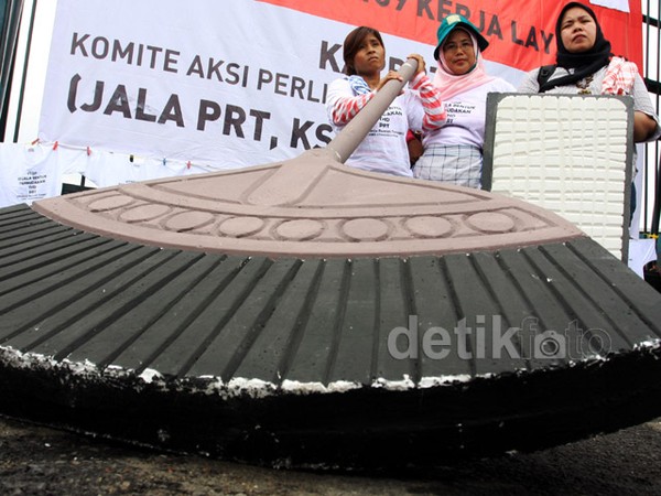 PRT Demo Bawa Replika Sapu dan Sikat
