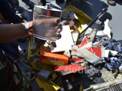 Kabel hingga Botol Diangkat ke KRI Banda Aceh