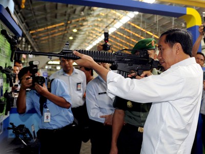 Gaya Jokowi Tenteng Senjata Laras Panjang