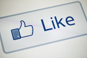 Membaca Watak dari Like di Facebook