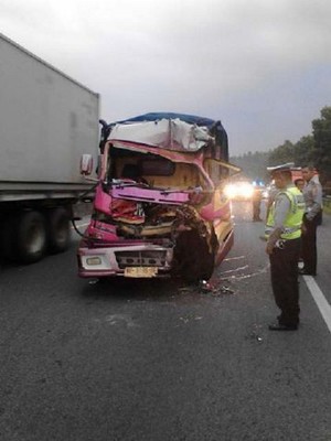 Truk Tabrak Kontainer di Tol Cipularang, Seorang Ibu Tewas