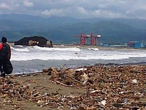 Alami Kerusakan, Tongkang Bermuatan Batubara Terdampar