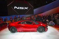 Honda melakukan pengembangan supercar Acura NSX ini di Transportation Research Center pada Agustus tahun 2013 di Amerika dan diuji di Mid Ohio Sport Car Course pada Agustus tahun 2013 dan di Virginia International Raceway pada Desember tahun 2013, di Suzuki Sirkuit pada Juni tahun 2014, dan Nurburgring pada Oktober tahun 2014. Istimewa/Honda.
