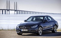 Mobil hybrid yang bermain di segmen C-Class ini menggendong mesin bensin empat silinder 2.0 liter dengan dukungan motor listrik brushless. Istimewa/Mercedes-Benz.