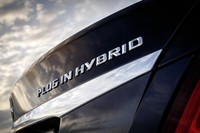 Direncanakan, mobil yang dijual dengan nama C350e ini bisa dipesan tahun ini. Pengirimannya diperkirakan akan dimulai pada Maret 2015. Istimewa/Mercedes-Benz.